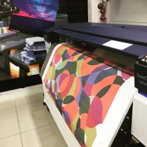 Impressão em Tecido Terceirizado   Personalizado 4x0 (frente colorida e verso branco) BackLigth 110g Promo Fosco Corte Reto   